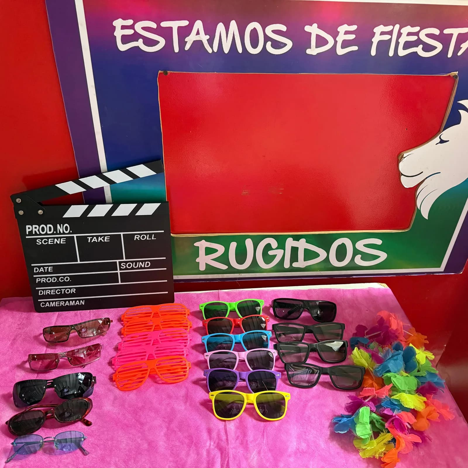 Mesa con anteojos de sol de colores y accesorios fashion para la Academia de Estrellas