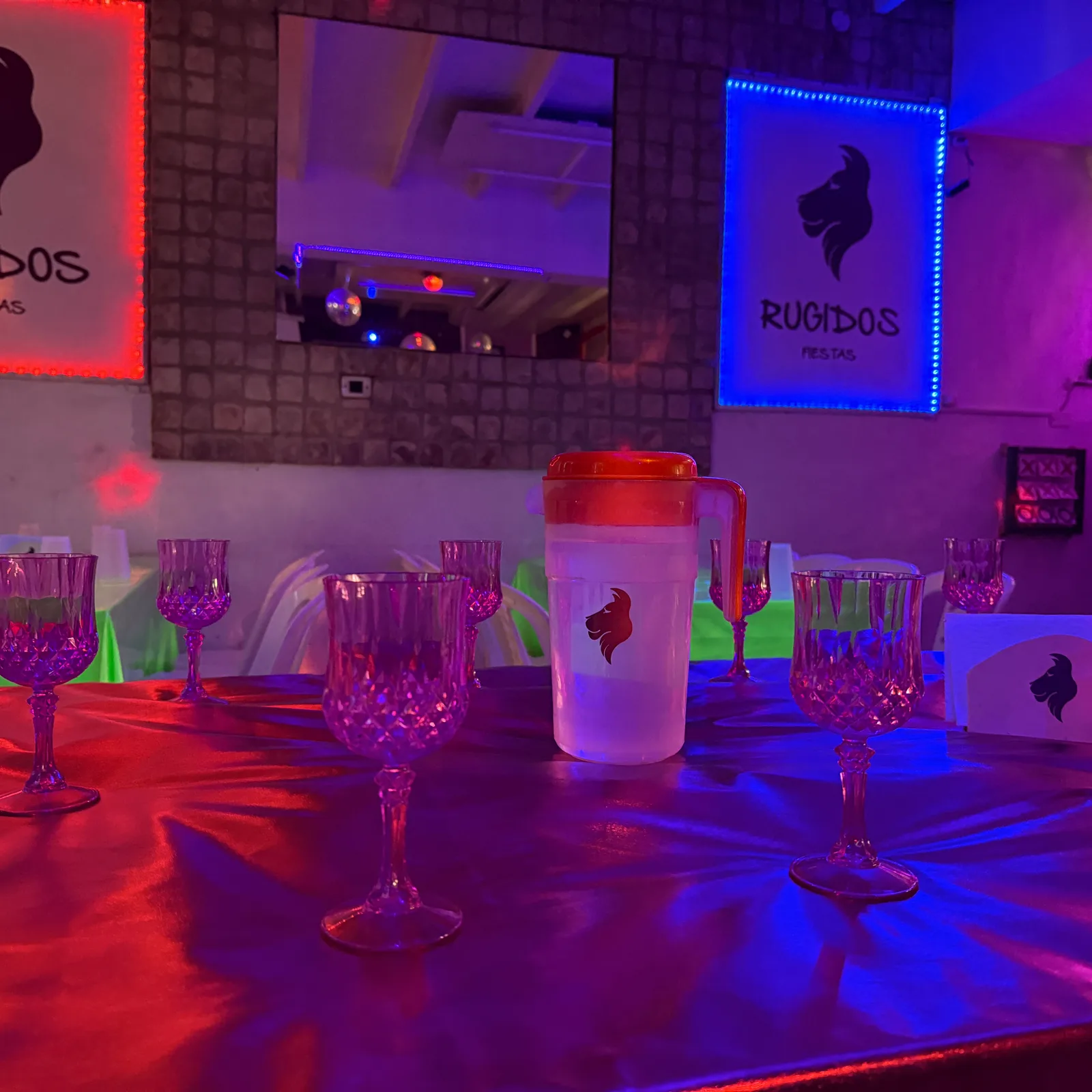 Mesa decorada con la ambientación de Rugidos Fiestas
